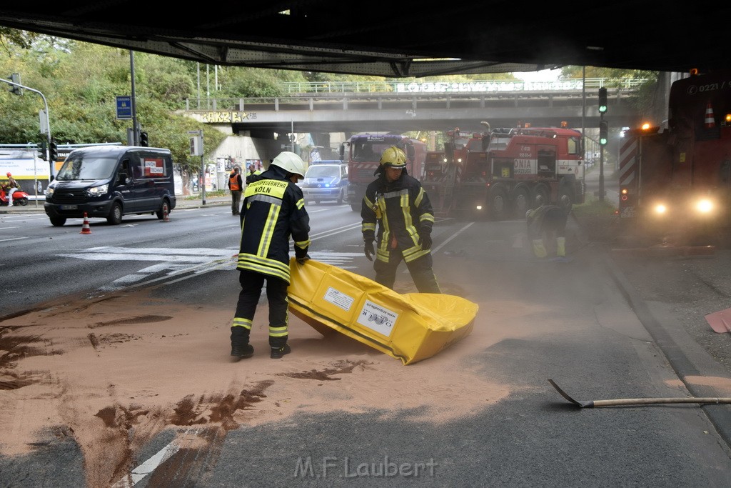 LKW blieb unter Bruecke haengen Koeln Ehrenfeld Innere Kanalstr Hornstr P373.JPG - Miklos Laubert